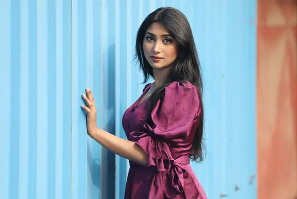 অজ্ঞান করে হেনস্তার চেষ্টা, নির্মাতার বিরুদ্ধে সুমির অভিযোগ