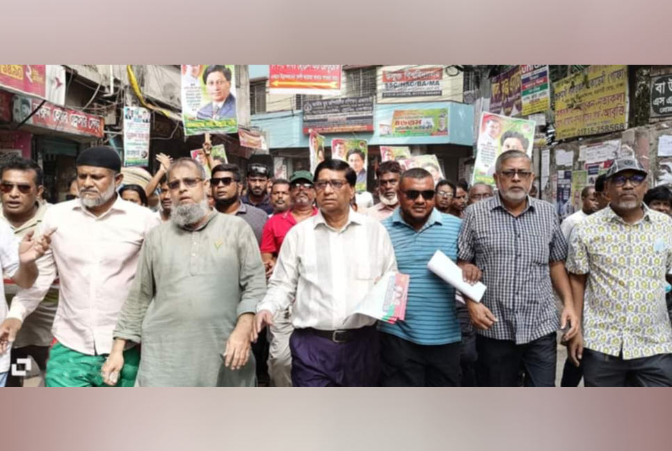 ডেঙ্গু সতর্কতায় যাত্রাবাড়ীতে লিফলেট বিতরণ নবীউল্লাহ নবীর