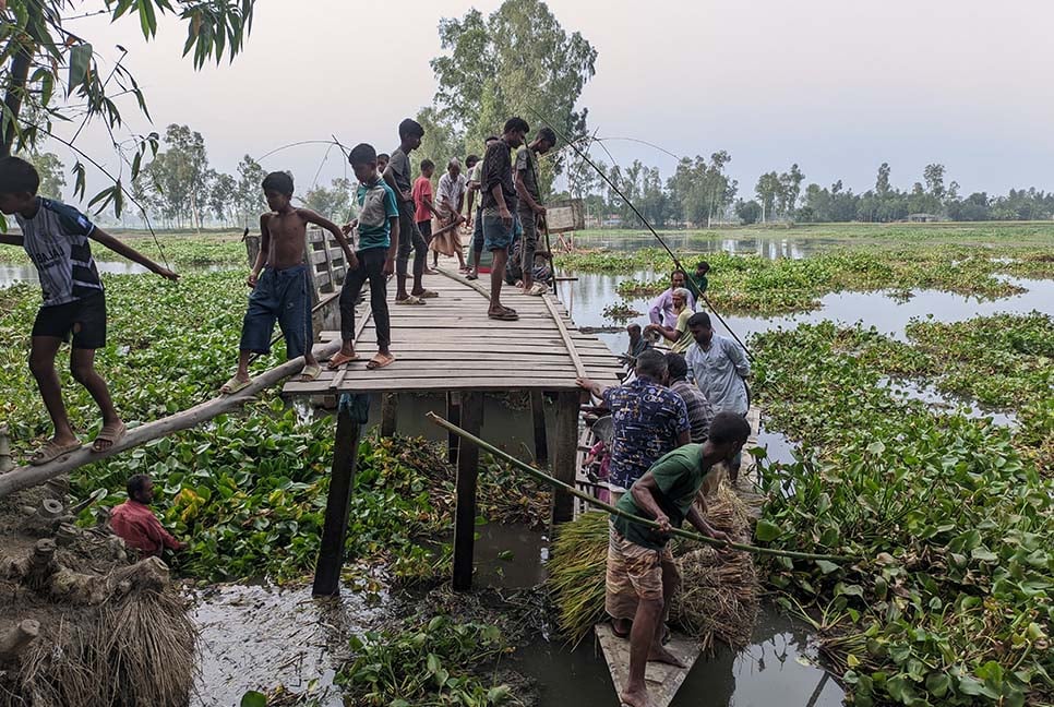 সেতুর সংযোগ সড়ক নেই, নৌকায় পারাপার