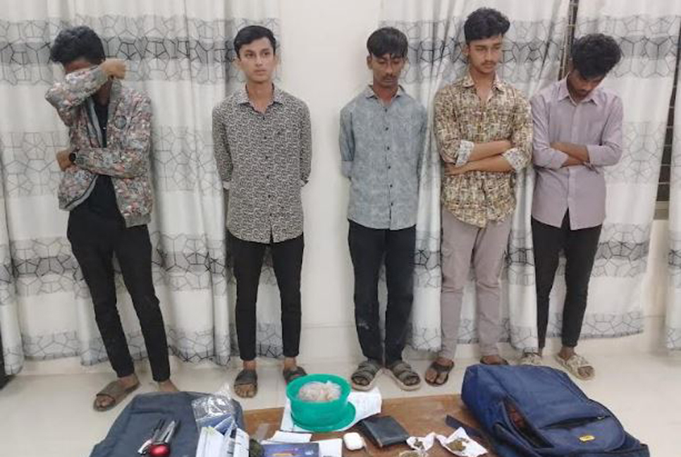 পবিপ্রবিতে আবারও ৫ বহিরাগত মাদকসেবী আটক