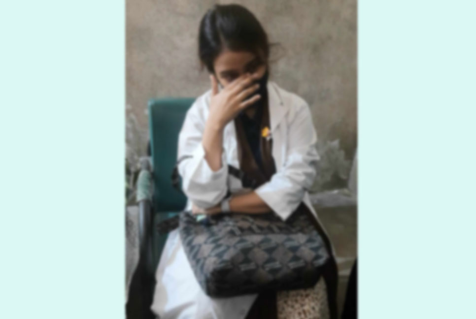 ঢামেকের শিক্ষার্থী পরিচয়ে টাকা নেয়ায় নারী দালাল আটক