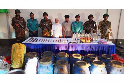 চট্টগ্রামে অস্ত্র-মদসহ বাবা ছেলে গ্রেফতার