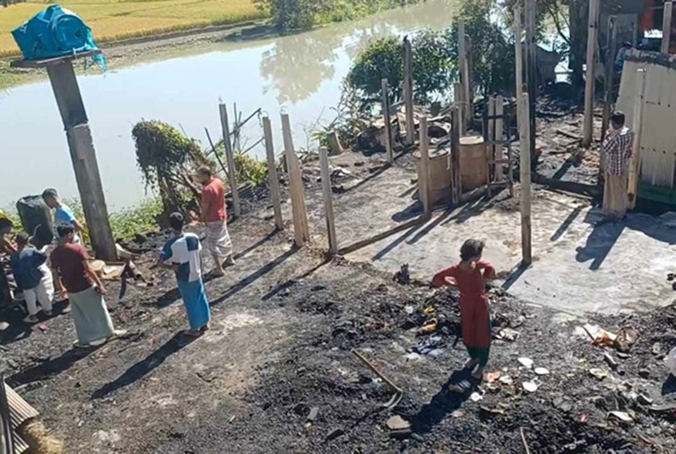চট্টগ্রামে আগুনে পুড়ল বাড়ি ও দোকান