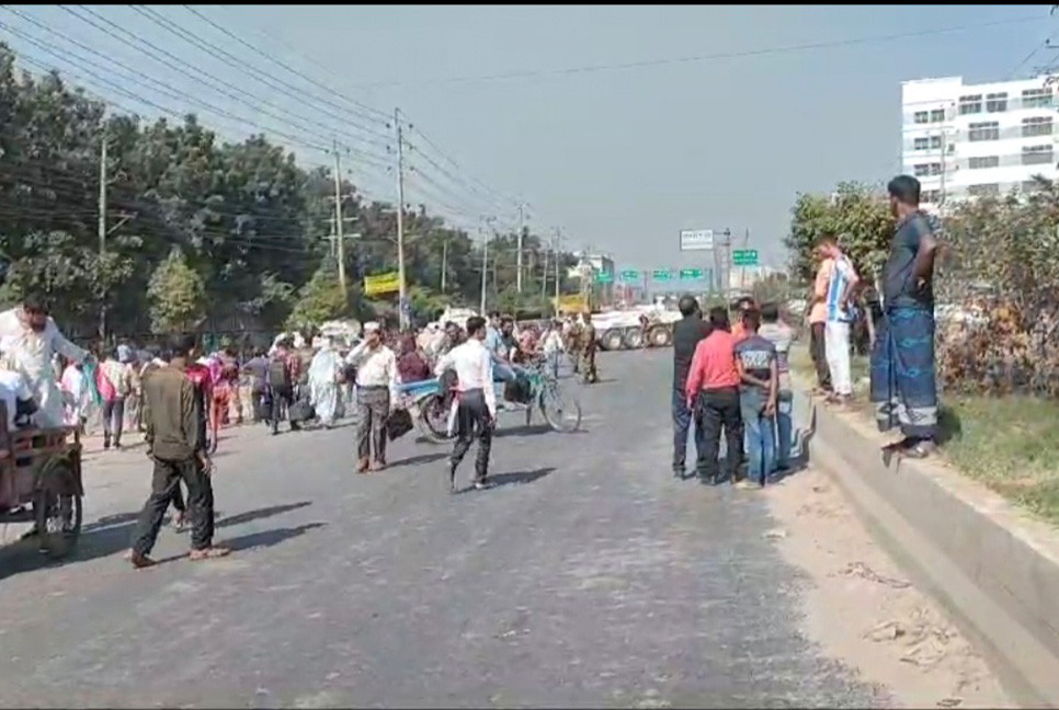 গাজীপুরে চন্দ্রা-নবীনগর মহাসড়ক অবরোধ, তীব্র যানজট