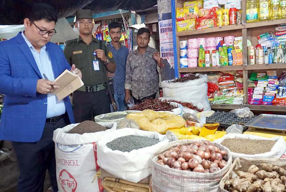 বগুড়ায় বাজার মনিটরিংকালে পাঁচ বিক্রেতাকে জরিমানা