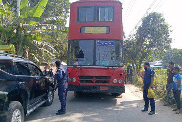 ইবির বাসে পিষ্ট হয়ে পথচারীর মৃত্যু, চালককে গণপিটুনি