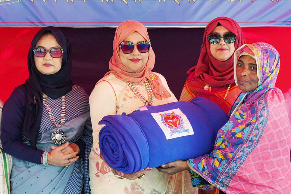 শীতবস্ত্র বিতরণ করলো বিমান বাহিনী মহিলা কল্যাণ সমিতি