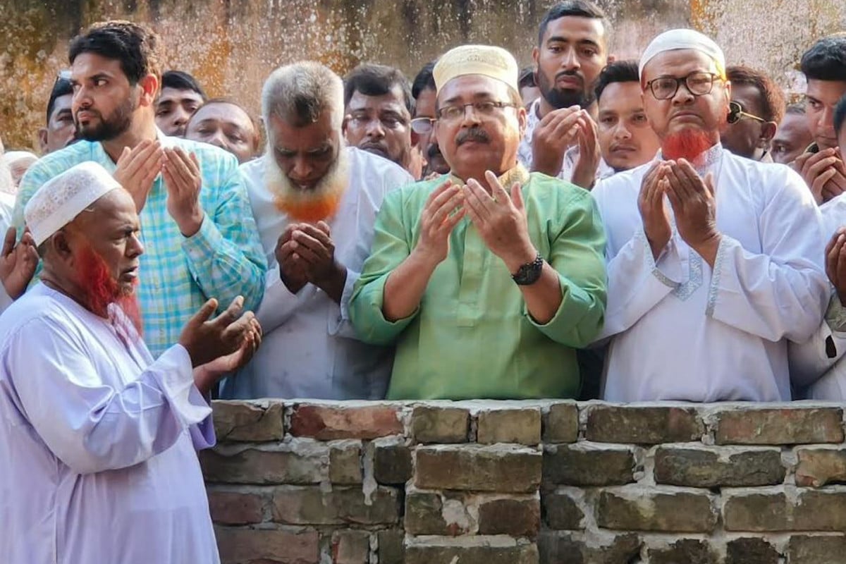 শহীদ আব্দুল্লাহর কবর জিয়ারত করলেন বিএনপি নেতা মফিকুল হাসান