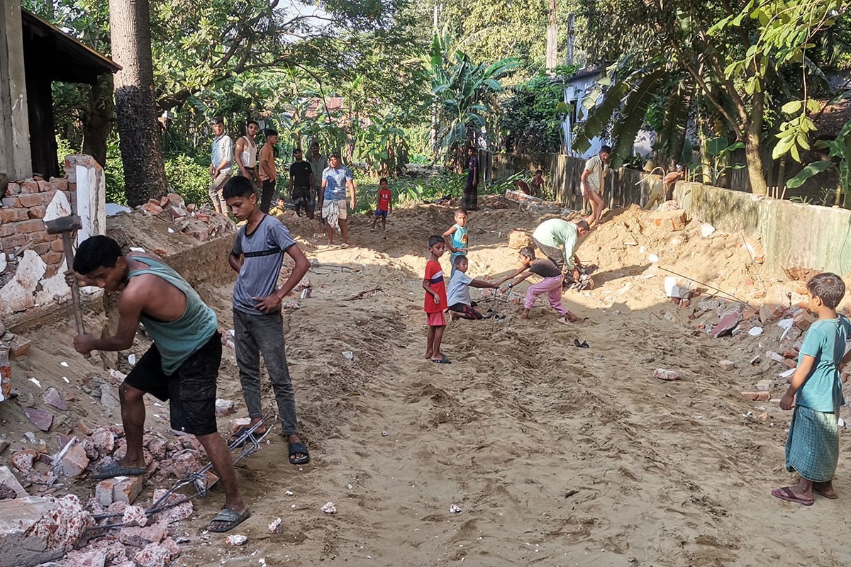 চকরিয়ায় জেলা পরিষদের জমিতে উচ্ছেদ অভিযান