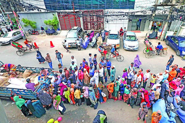 টিসিবির ট্রাক সেলে ভিড় বাড়ছে