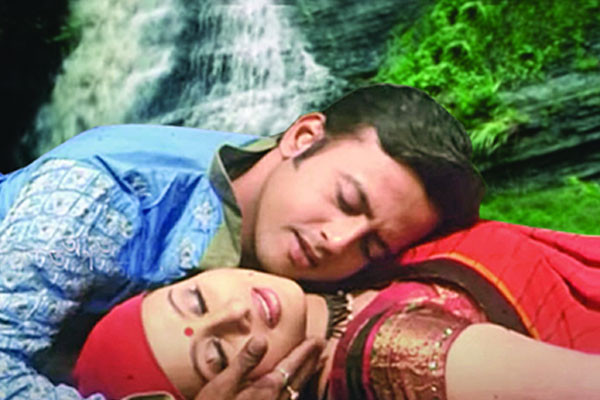 রিয়াজের গেঞ্জির ওপর বসলেন পূর্ণিমা