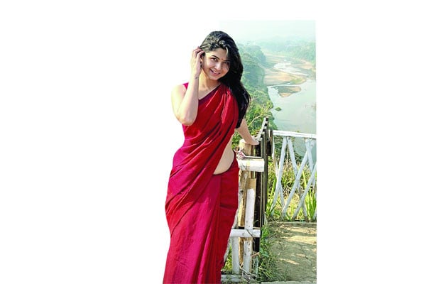 ঘুরে বেড়াচ্ছেন স্পর্শিয়া