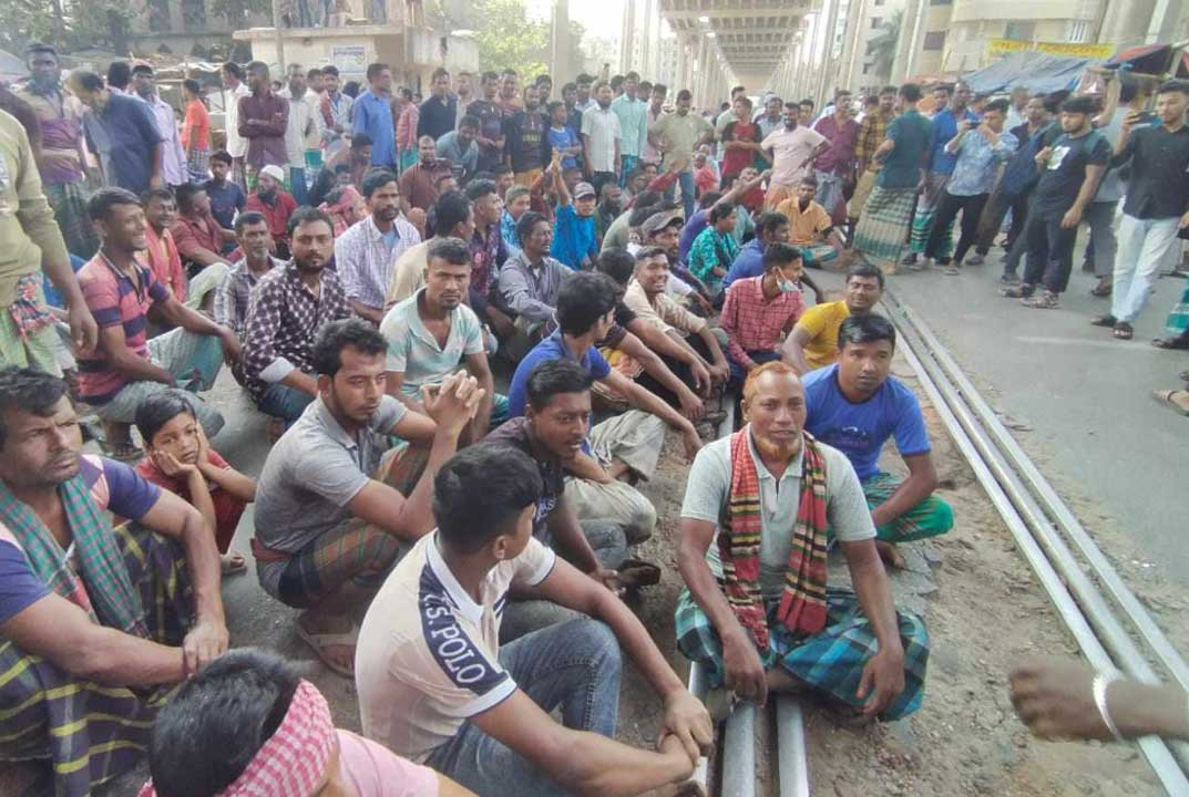 রিকশাচালকদের রেললাইন অবরোধ, ঢাকার সঙ্গে যোগাযোগ বন্ধ