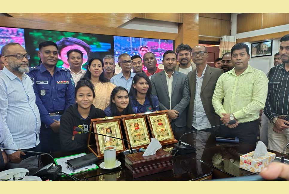 ঠাকুরগাঁওয়ে সাফজয়ী নারী ফুটবলারদের সংবর্ধনা