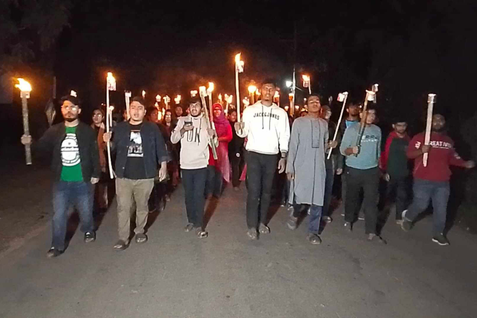 ঘাতক রিকশাচালককে গ্রেফতারের আল্টিমেটাম, জাবিতে মশাল মিছিল