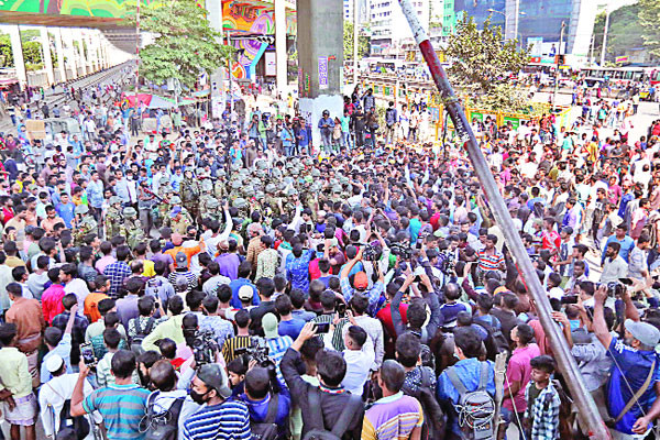 রাজধানীজুড়ে তাণ্ডব ভাঙচুর