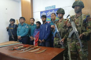 বরিশালে দেশীয় অস্ত্রসহ দুইজন আটক
