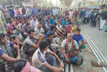 রিকশাচালকদের রেললাইন অবরোধ, ঢাকার সঙ্গে যোগাযোগ বন্ধ