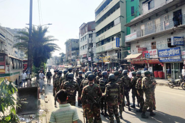 সরে গেলেন রিকশাচালকরা, রামপুরায় যান চলাচল শুরু