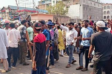 জুরাইনে পুলিশের সঙ্গে অটোরিকশা চালকদের সংঘর্ষ, ঢাকা-পদ্মা সেতু ট্রেন চলাচল বন্ধ