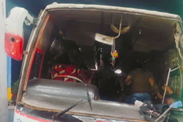 টোলপ্লাজায় নিয়ন্ত্রণ হারিয়ে বাস আইল্যান্ডে