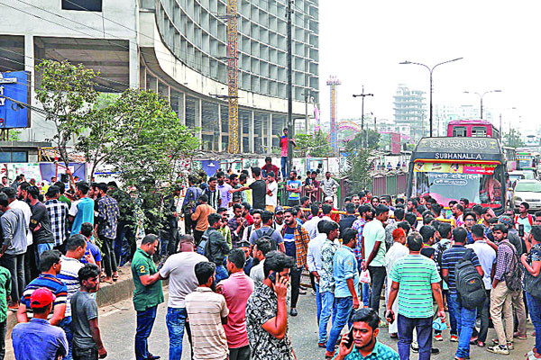 যমুনা ফিউচার পার্কের সামনে ব্যবসায়ীদের সড়ক অবরোধ