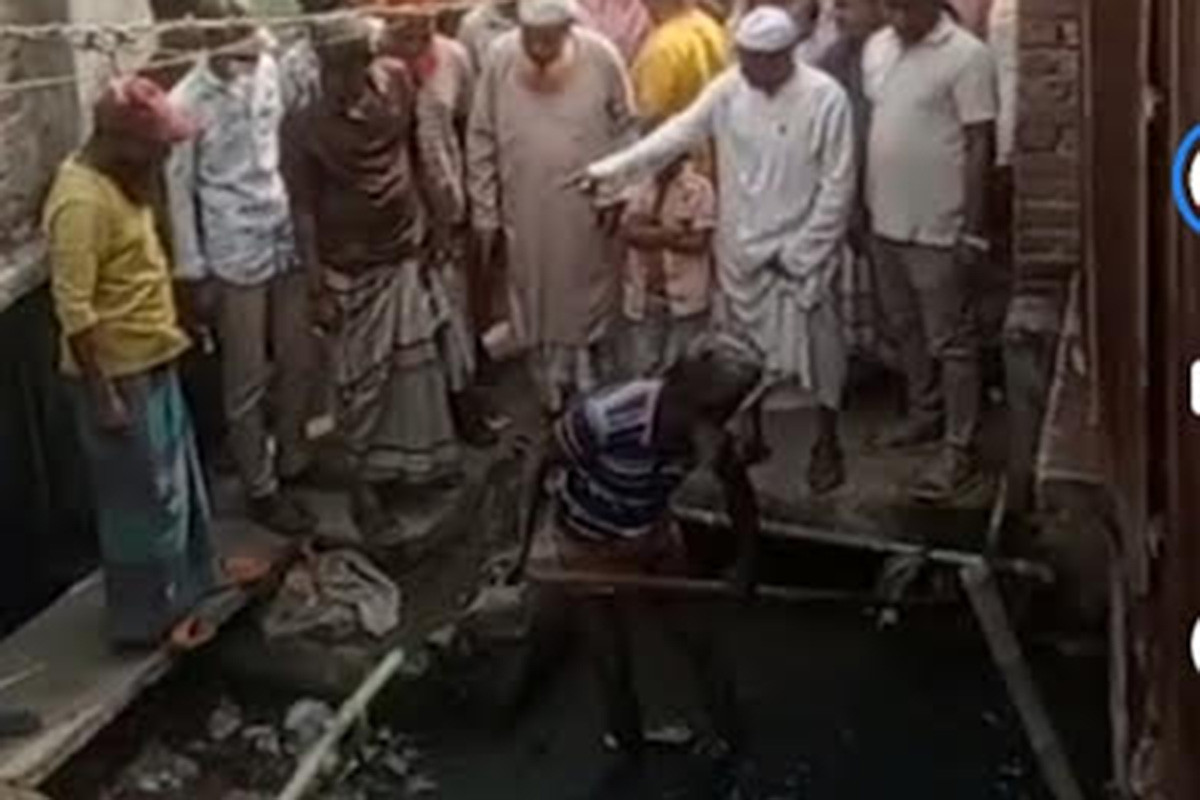 টঙ্গীতে এলাকাবাসীর উদ্যোগে ড্রেনের বর্জ্য পরিস্কার