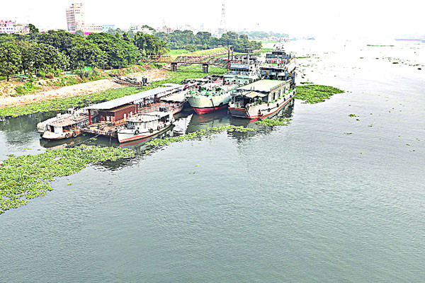 বর্ষা যেতেই দূষণে কালো ৪ নদী