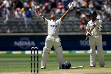 ভারতের রান পাহাড়ে ঘরের মাঠে চাপে অস্ট্রেলিয়া