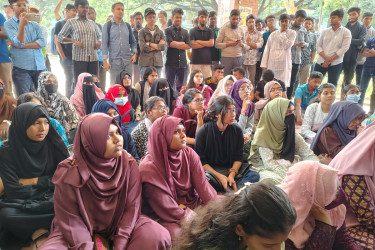 শিক্ষার্থী মৃত্যুর ঘটনায় জাবির প্রশাসনিক ভবনে তালা