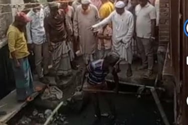 টঙ্গীতে এলাকাবাসীর উদ্যোগে ড্রেনের বর্জ্য পরিস্কার