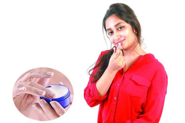 ত্বকের যত্নে পেট্রোলিয়াম জেলি