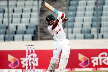 ফলোঅন এড়ালেও অস্বস্তিতে টাইগাররা
