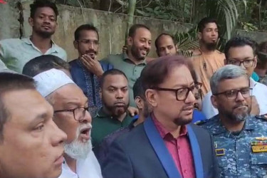 ওয়ার্ডে ওয়ার্ডে পরিচ্ছন্ন কর্মীর হাজিরা নিচ্ছেন চসিক মেয়র