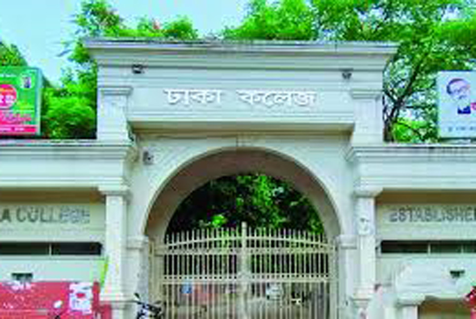ঢাকা কলেজের বাইরে বৈদ্যুতিক খুঁটিতে আগুন