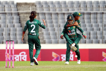 রেকর্ড গড়ে আইরিশদের হারাল মেয়েরা