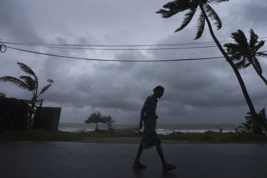 শ্রীলঙ্কায় বন্যার পানিতে ভেসে ৬ শিশুসহ নিখোঁজ ৮