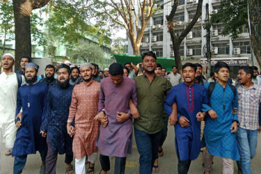 আইনজীবী সাইফুুল হত্যার প্রতিবাদে জবিতে বিক্ষোভ মিছিল ও গায়েবানা জানাজা
