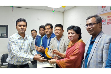 ডিআরইউ সাহিত্য পুরস্কার পেলেন আহমেদ আল আমীন