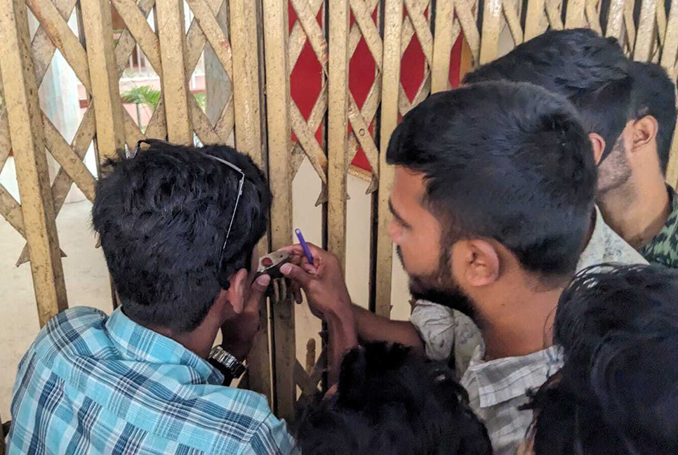 পদত্যাগ না করায় ববি উপাচার্যের কক্ষে তালা