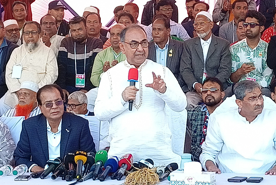 মাথাচাড়া দিয়ে উঠছে ভেতরের শকুন, বাইরেরগুলো ওত পেতে রয়েছে: মির্জা আব্বাস