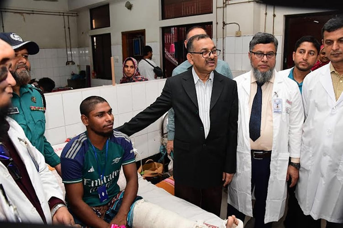 আন্দোলনে আহতদের দেখতে অর্থোপেডিক হাসপাতালে ডিএমপি কমিশনার