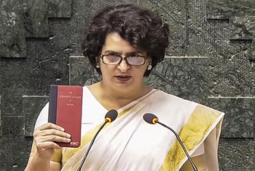প্রথমবারের মতো সংসদ সদস্য হিসেবে শপথ নিলেন প্রিয়াঙ্কা