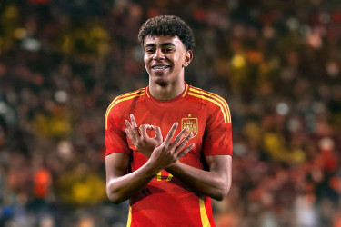 ইউরোপের সর্বকনিষ্ঠ 'গোল্ডেন বয়' ইয়ামাল