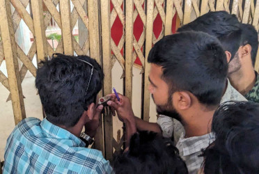 পদত্যাগ না করায় ববি উপাচার্যের কক্ষে তালা