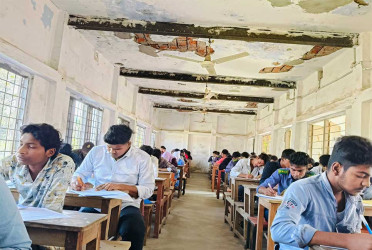 ঝুঁকিপূর্ণ ভবনে চলছে পাঠদান, আতঙ্কে শিক্ষক-শিক্ষার্থীরা