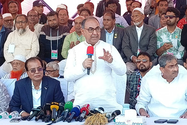 মাথাচাড়া দিয়ে উঠছে ভেতরের শকুন, বাইরেরগুলো ওত পেতে রয়েছে: মির্জা আব্বাস