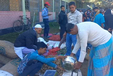 ঠাকুরগাঁওয়ে কৃষকের বাজার, স্বস্তিতে ক্রেতা-বিক্রেতারা