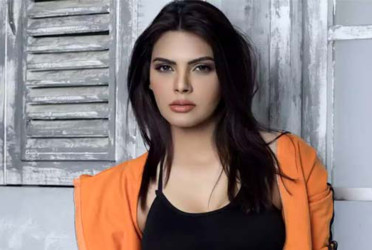 যে রোগের কারণে কোনদিন মা হতে পারবেন না শার্লিন