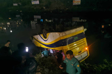 বনশ্রীতে খালে উল্টে পড়েছে যাত্রীবাহী বাস